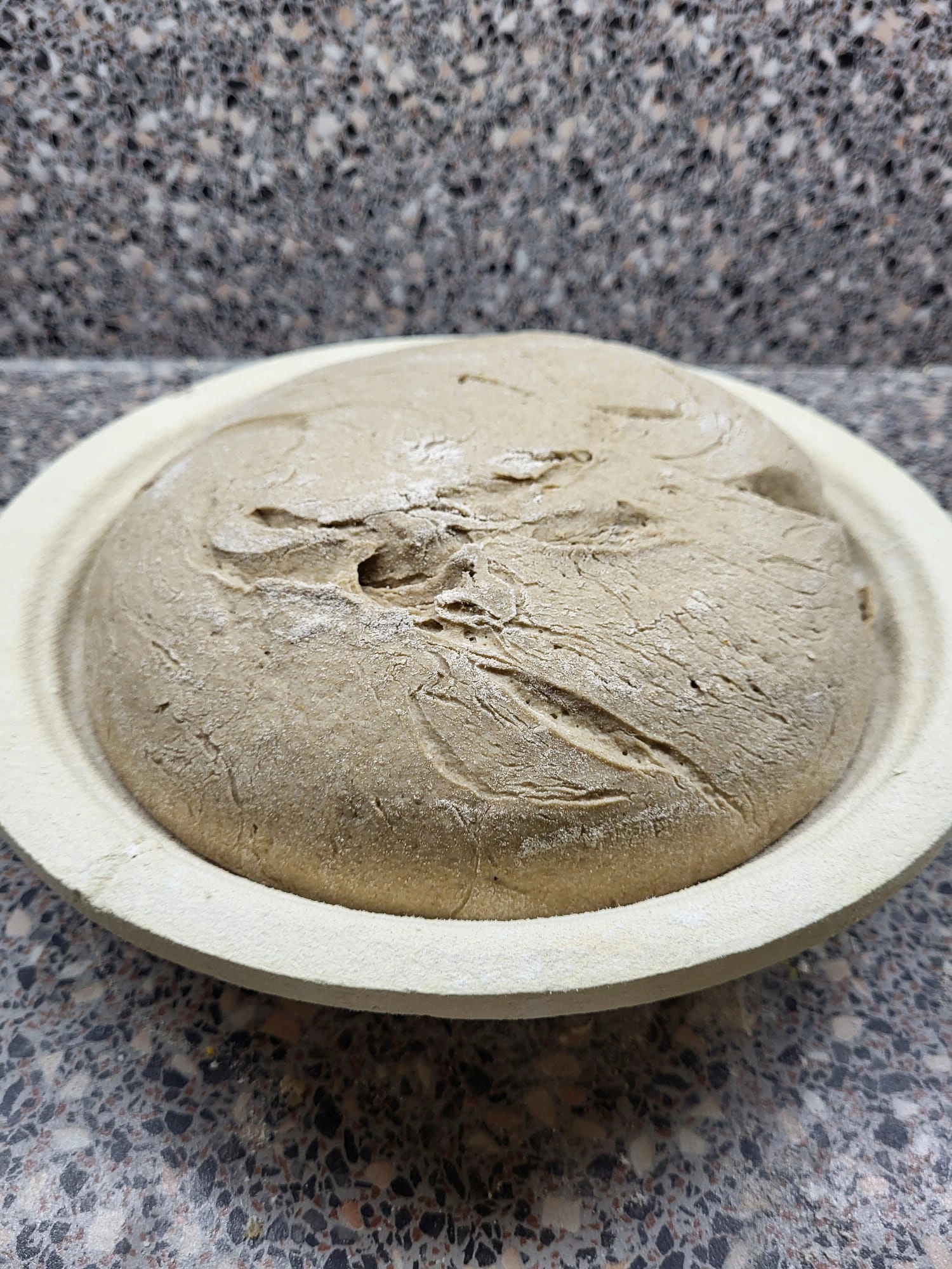 rustikales Brot im Gärkörbchen