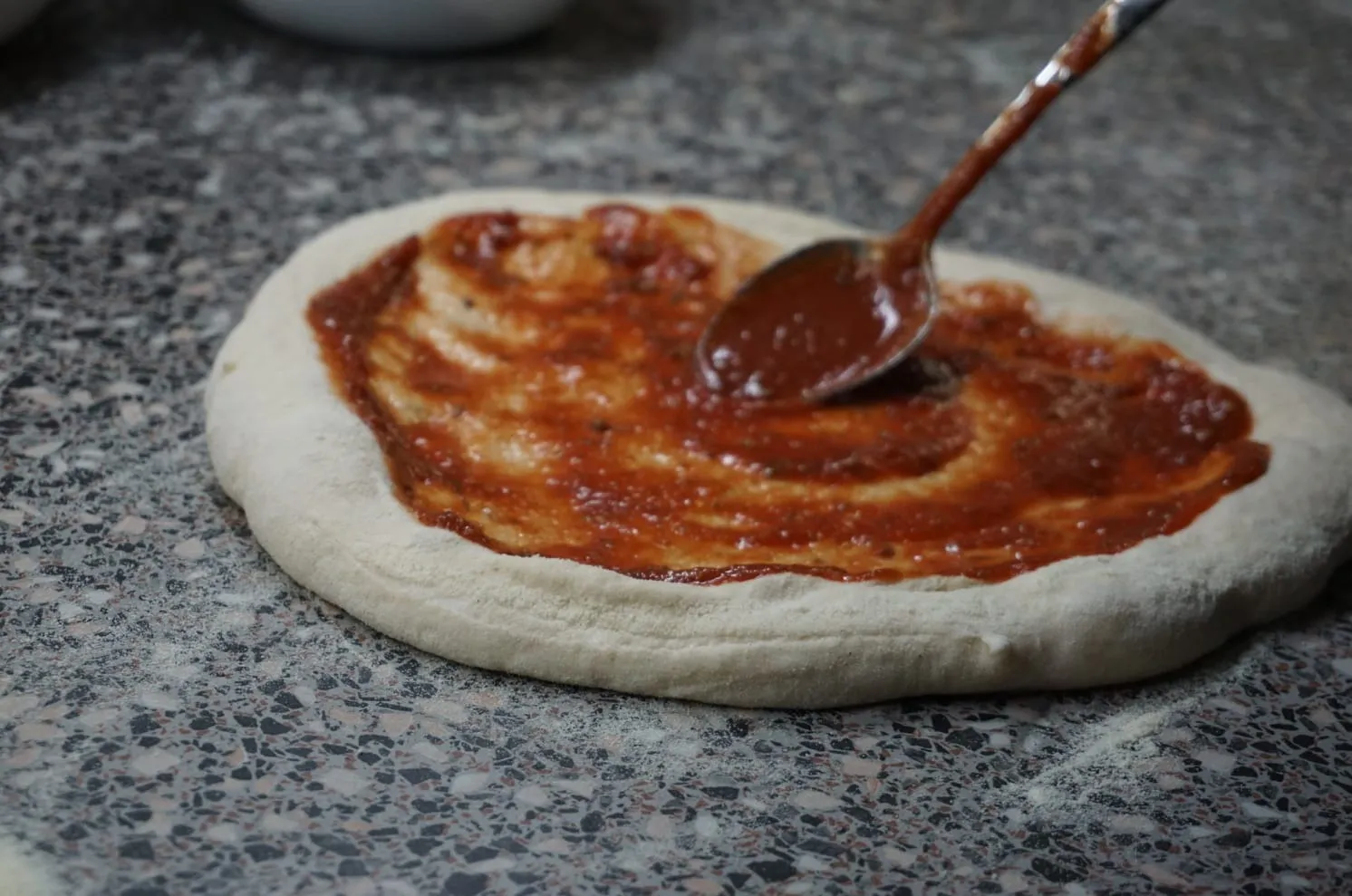 Pizzateig mit Tomatensauce